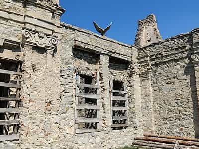Історія Скала-Подільського замку починається ще в 14 столітті – тоді це була потужна оборонна споруда, яка була знищена ударом блискавки і не підлягає відновленню, зараз це археологічна пам'ятка.