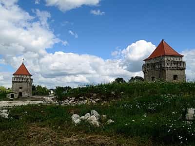 у місті Скалат, зберігся справді унікальний замок, куди поїхати обов'язково захочеться.