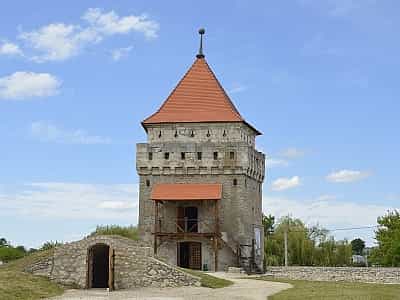 Замок Скалат знаходиться в місті Скалат, по вулиці Тернопільська 3. Якщо їхати з Києва орієнтуватися треба на Хмельницький, або Тернопіль.