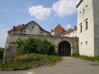 Свірзький замок є пам'яткою архітектури та гордістю Львівщини. Спочатку будівля замислювалася як фортеця, проте пізніше стала резиденцією для знатних вельмож.