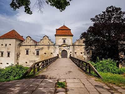 Свірзький замок відкритий для туристів, хоча він перебуває не в кращому стані. На території замку знаходиться покинута криниця, яка раніше використовувалася за призначенням. 