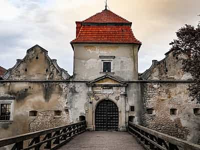 У селі Свірж Львівської області на пагорбі біля водоймища розташувався ренесансний Свірзький замок, який свого часу служив фортецею, а пізніше – резиденцією знатних шляхтичів.