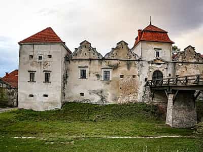  Перша згадка про замок датується серединою 15 століття - у цей час замок належав роду свірзьких князів.