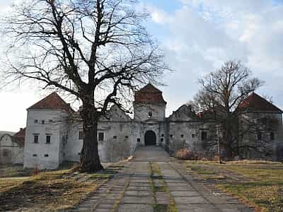 Свірзький замок - велична, трохи похмура споруда. Проте його часто називають найромантичнішим замком Львівщини – є щось особливе в його атмосфері.