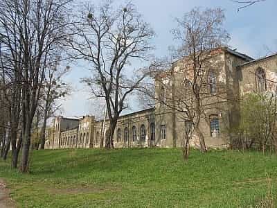 Палац Святополк-Мирських свого часу вважався неймовірно красивим та сучасним місцем. У 1875 році він був внесений до списку об'єктів, які рекомендуються для відпочинку царської родини. 