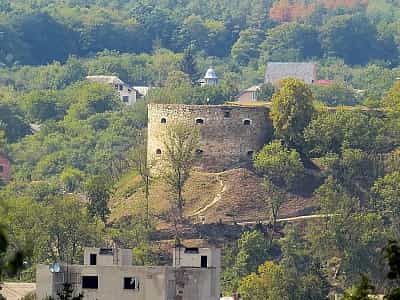  Теребовлянський замок знаходиться у важкодоступному районі Теребовля Тернопільської області. Потрібно доїхати до Тернополя, а звідти вже діставатися Теребовлі.