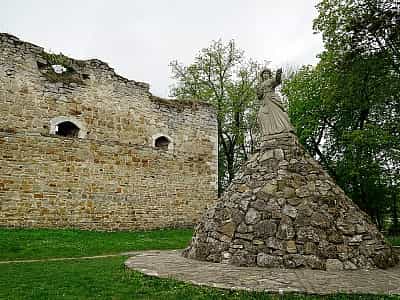 Теребовлянський замок був збудований у 14 столітті, а після цього ще неодноразово перебудовувався та зміцнювався, адже його основною метою був захист людей від ворожих нападів.