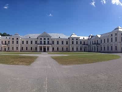 Вишнівецький палац знаходиться за адресою Тернопільська область, селище міського типу Вишнівець, вулиця Замкова, будинок 5.