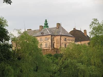 Олеський замок - напрочуд гарна і світла будівля, частина якої відведена під філію Львівської галереї мистецтв і яка часто зазнавала нападів; двір довкола замку прикрашений скульптурами.