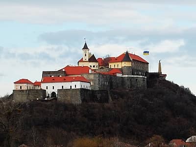 Замок Паланок у затишному місті Мукачево вважається однією з найпопулярніших пам'яток Закарпаття – це історичне місце просто не може залишити байдужим.