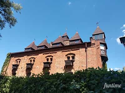 Мальовничий «Замок Радомисль» знаходиться у містечку Радомишль по Житомирській трасі. 