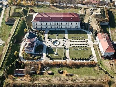 Золочівський замок входить до комплексу "Золота підкова Львівщини". Замок відомий завдяки своїй архітектурі та яскравому оформленню, свого часу тут знаходилися різні заклади – від школи до в'язниці.
