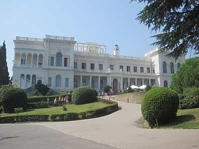 Лівадійський палац розташований на кримському півострові і є останньою спорудою Російської імперії, яка була збудована для родини Романових. 