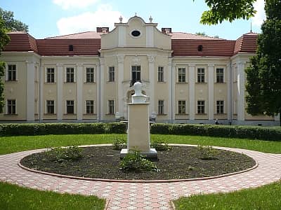 Палац Архієпископів в Оброшині.