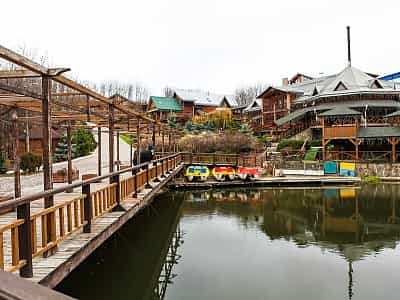 Озерно паркова зона в туристично-розважальному та гірськолижному комплексі «Сонячна долина» біля Чернівців.