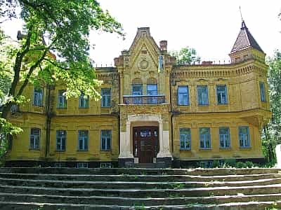  Палацовий комплекс Уварової-Терещенко знаходиться в Житомирській області, селі Турчинівка, по вулиці Житомирська, 6. 