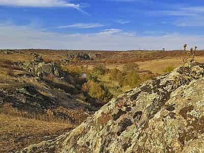 Актовський (Актівський) каньйон розташований у Вознесенському районі Миколаївської області біля села Актово. Цю місцевість також називають "Долиною Диявола".