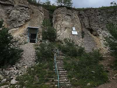 Печера Атлантида була відкрита наприкінці 60-х років 20 століття. Щоб потрапити всередину, необхідно увійти в кар'єр, що розташований за сім метрів над землею. 