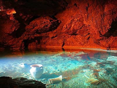 Кизил - Коба вважається найбільшою і найкрасивішою печерою на всьому кримському півострові. Її вивчення не припиняється і по сьогоднішній день. Протяжність деяких приміщень становить 80 метрів, а їхня висота доходить до 8 метрів.