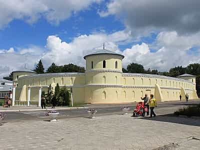 Круглий двір можна назвати справді незвичайною, унікальною і неповторною архітектурною спорудою, єдиною у своєму роді на території України.