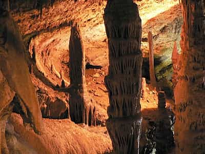 Мармурова печера вирізняється особливою красою, яскравим оформленням, значною протяжністю щодо аналогічних локацій.