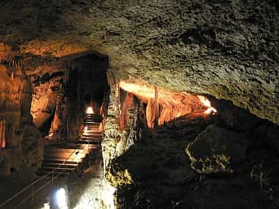 Унікальна і велика Мармурова печера характеризується непростою структурою. До відвідування доступні кілька залів, коридорів, стежок.