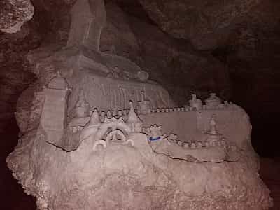 в залі "Рогатка" печери Млинки можна побачити розкішний замок із глини, збудований спелеологами, а ще й самому повправлятися в мистецтві ліплення.