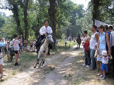 На Хортиці проходять вистави неймовірного кінного театру "Запорозькі козаки", де виконуються екстремальні трюки на конях.