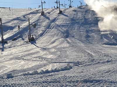 Березівка (Action city) має у своєму розпорядженні власні траси для спуску на лижах або сноубордах протяжністю 650-700 метрів із перепадом висот до 90 метрів. 