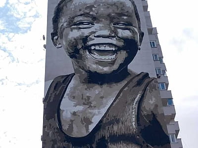 Мурал "Просте щастя" на вулиці Казимира Малевича в Києві