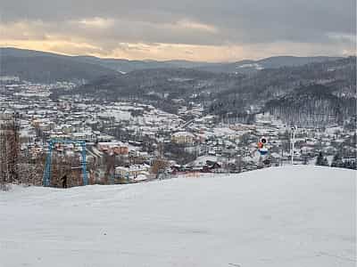 Комплекс розташований у селі Поляна, яке здавна було відоме як бальнеологічний курорт. У зимову пору року місцевість привертає увагу поціновувачів катання на лижах. 