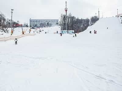 "Протасів Яр" - це чудове місце, яке допоможе вам здійснити свою давню мрію та навчитися кататися на лижах чи сноуборді. Тут ви зможете поліпшити свої навички, щоб під час відпустки підкорювати вершини України або Європи.