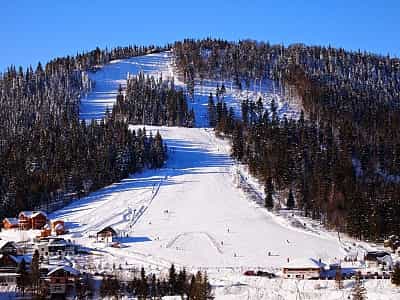 На території ГК "Звенів" є кілька схилів, підготовлених для катання на лижах. Відпочивальникам пропонується зупинити свій вибір на одній із трас протяжністю 400, 600, 1200 і 1400 метрів. 