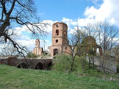 Руїни замку князів Корецьких - це історична пам'ятка, розташована на заході України, на схід від Рівного. Цей замок був споруджений у XIII столітті та мав важливе геополітичне значення, оскільки знаходився на межі Волині та Галичини.