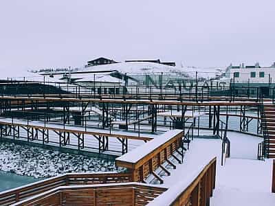 Заміський комплекс "Naturalist" за 40 кілометрів від Києва потішить відвідувачів не тільки сніговими трасами, а й великим SPA комплексом, риболовлею та іншими розвагами.