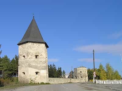 Руїни одного з найвизначніших замків Тернопільщини заснованих родиною польських шляхтичів Контських з оборонною метою.