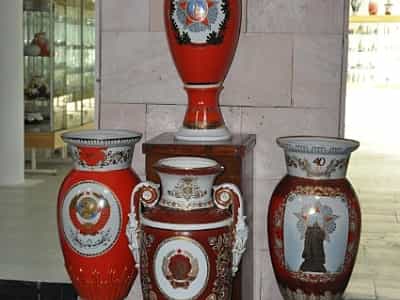 вази в музеї порцеляни в Баранівці