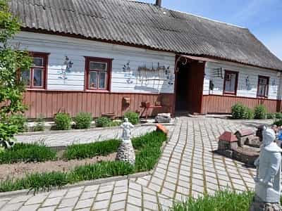 Музей "Поліська Хата", що розташований у селищі Полянка, є одним з цікавих об'єктів на туристичному маршруті Баранівської ОТГ, присвяченому українському побуту.