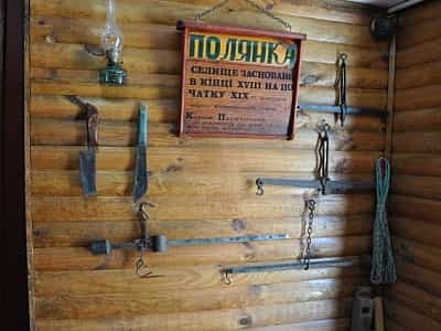 Прибувши сюди, ви зможете зануритися у багатство життя українського Полісся, дізнатися про традиційні обряди та побачити унікальні артефакти.