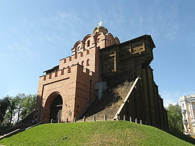 Золоті Ворота - найбільша київська пам'ятка архітектури, внесена до списку ЮНЕСКО. Ворота були побудовані ще в 11 столітті і збереглися до наших днів. Зараз тут знаходиться музей, присвячений їхній історії.