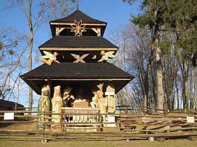 На території етно-парку "Шевченківський гай" розташовано понад 120 пам'яток архітектури та понад 20 тисяч екземплярів предметів культури та побуту.