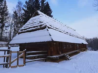 На території етно-парку "Шевченківський гай" розташовано понад 120 пам'яток архітектури та понад 20 тисяч екземплярів предметів культури та побуту.