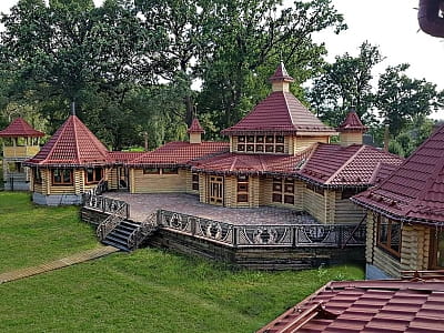 Заміський комплекс "Fort Pirnov Park" розташований у селі Пірнове, вулиця Дубовий Гай 1. 