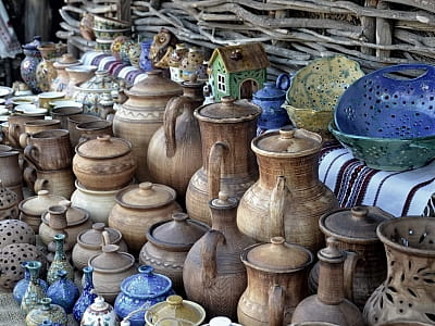 Крамниця виробів з глини в музеї народної архітектури та побуту України "Пирогів" 