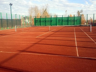 Поле для гри у великий теніс в заміському комплексі "Sobi Club" в селі Хотянівка біля Києва 