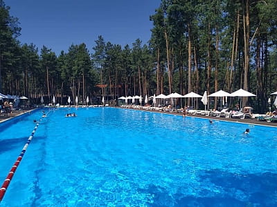 50-метровий басейн прибережної зони в заміському комплексі "Sobi Club" в селі Хотянівка біля Києва 