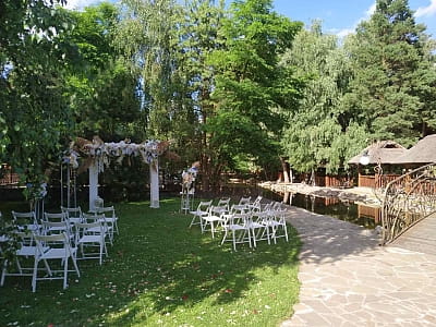 Зона для проведення весільних церемоній в заміському комплексі "Sobi Club" біля Вишгорода