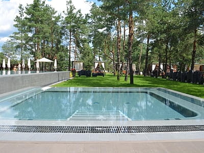 Преміум зона з басейнами в заміському комплексі "Sobi Club" в селі Хотянівка біля Києва 