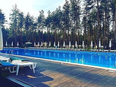 Відкритий басейн в "Sobi Club" в селі Хотянівка біля Києва 