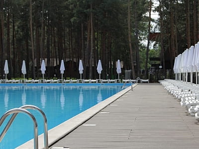 50-метровий басейн в заміському комплексі "Sobi Club" в селі Хотянівка біля Києва 